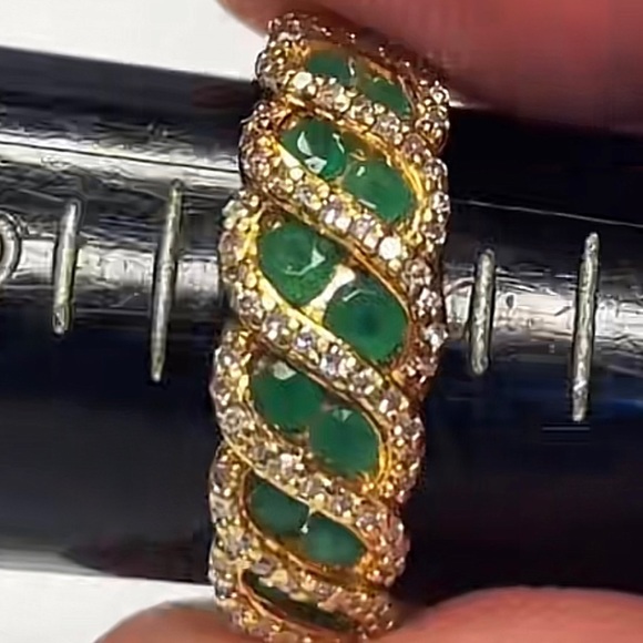 14k Natural Emerald and Diamond Ring. - Picture 4 of 4